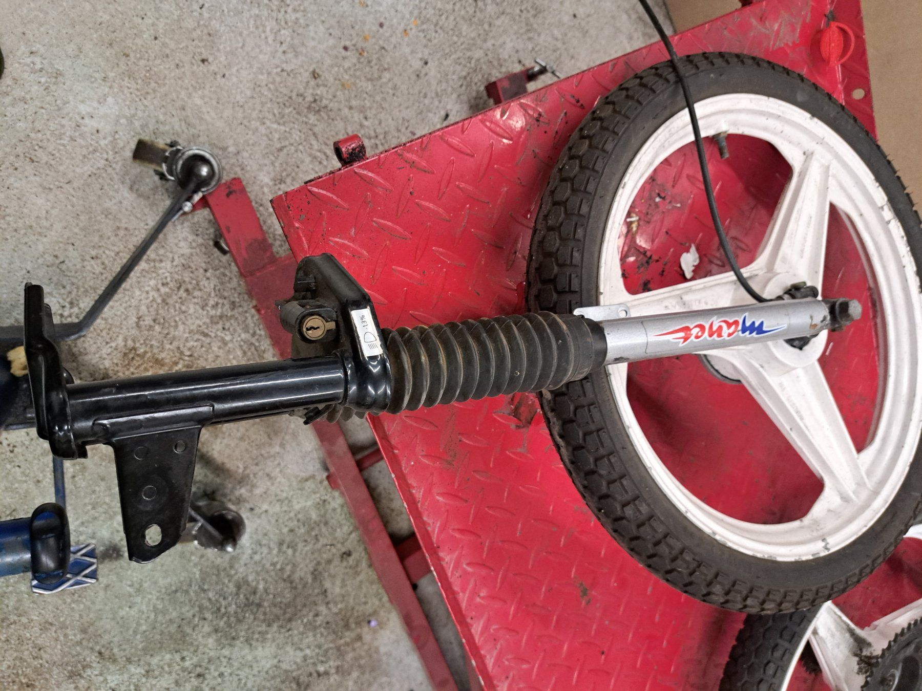 Puch Mofas: Zwei Puch Manet Räder mit Gabel – Gebraucht aus Holziken von Lenz-Driver 3