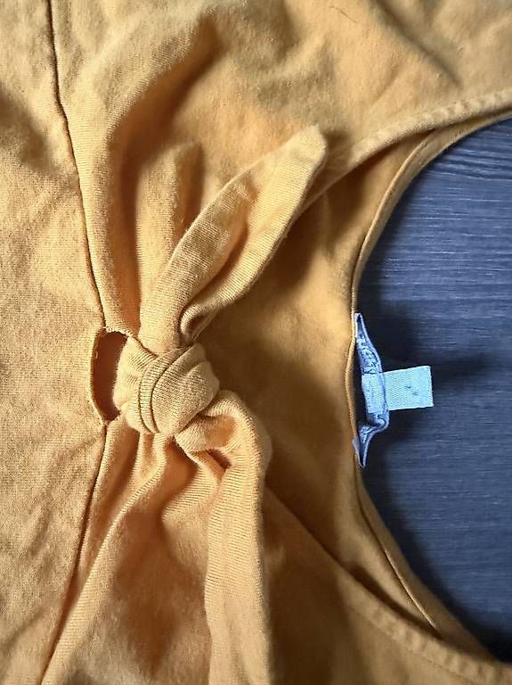 Top: Crop top jaune moutarde  – Nuovo e nell'imballaggio originale da Plan-les-ouates venduto da Jordane.S 4