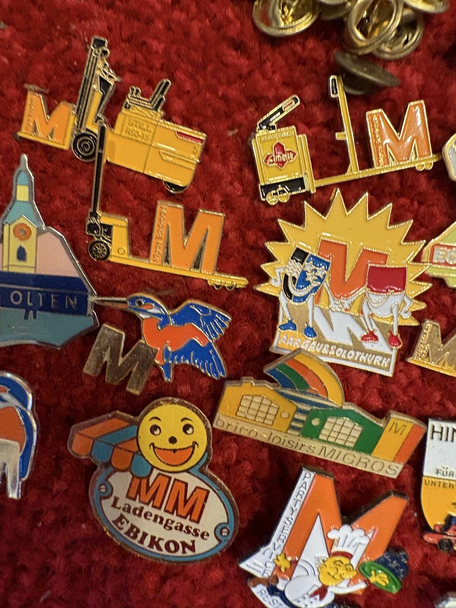 Broschen & Nadeln: Migros Pins 15 Stuck  – Gebraucht aus Murten von Tzaugg 1