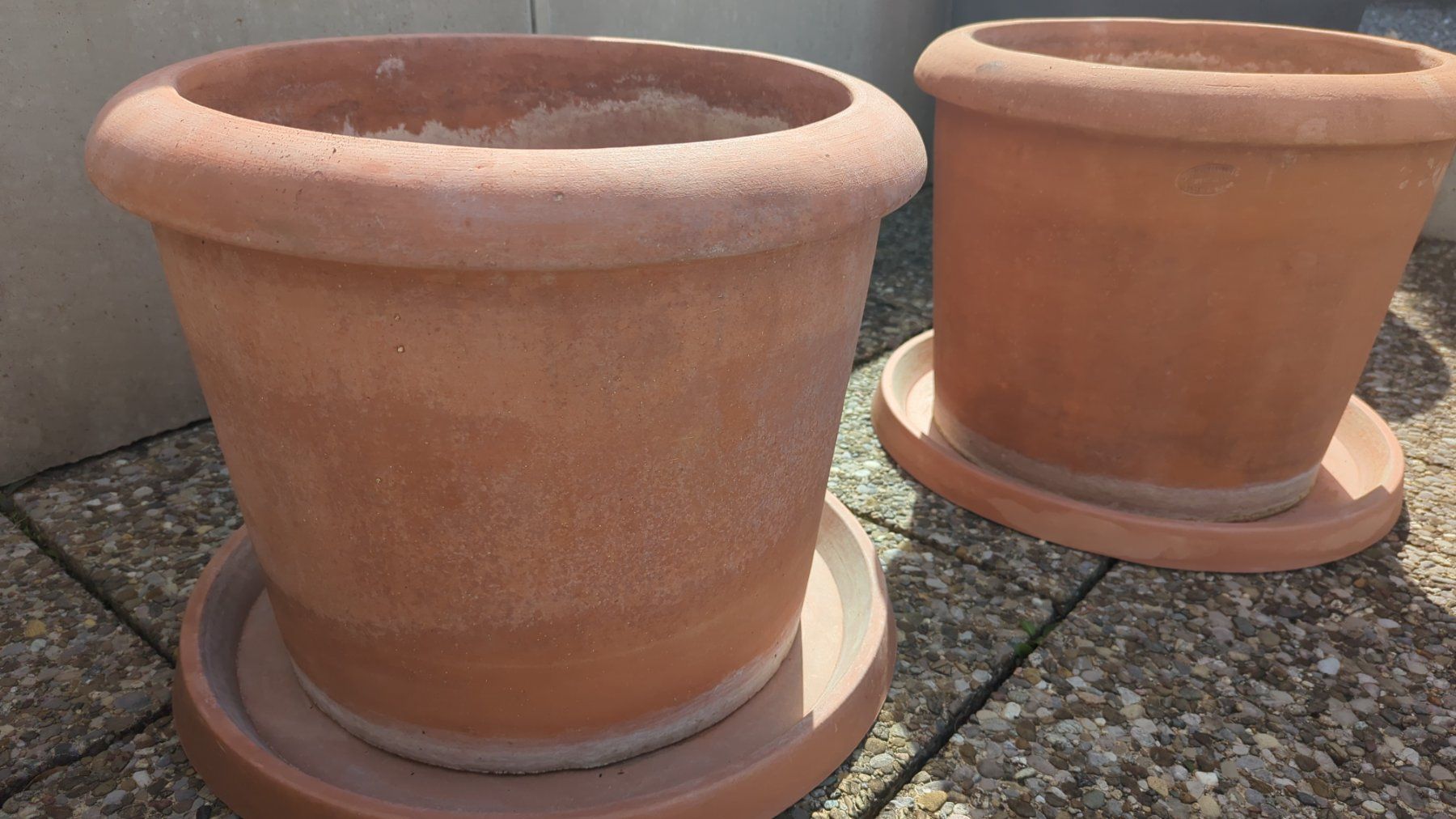 Blumentöpfe: 2 Terracotta Töpfe rund – Gebraucht aus Winkel von  3