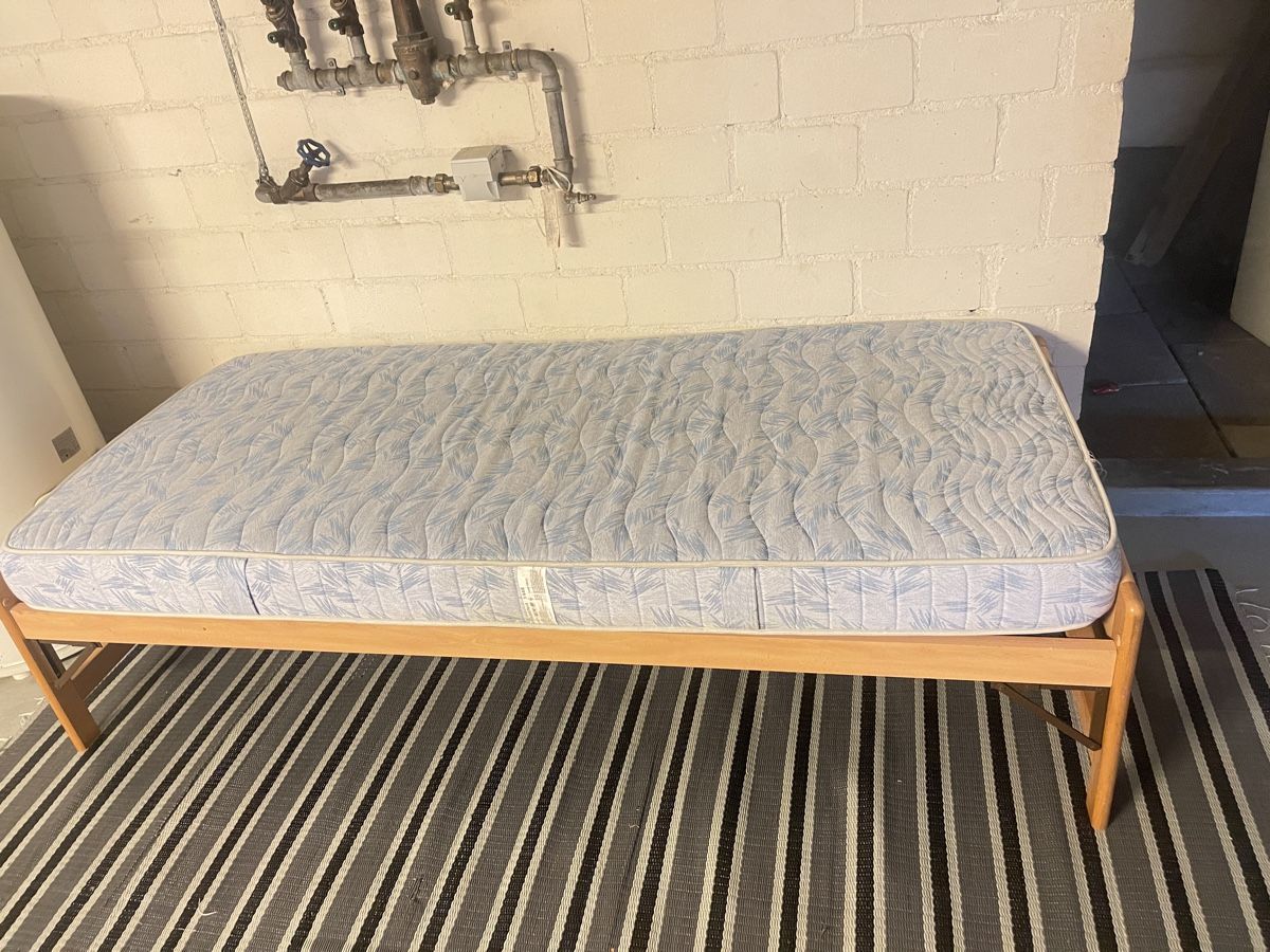 Letti: Einfaches Bett und Matratzen  – Usato da Hindelbank venduto da Silya1 2