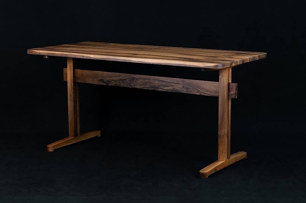 Scrivanie: Bureau en noyer massif – Usato da Delémont venduto da virgilerosselet