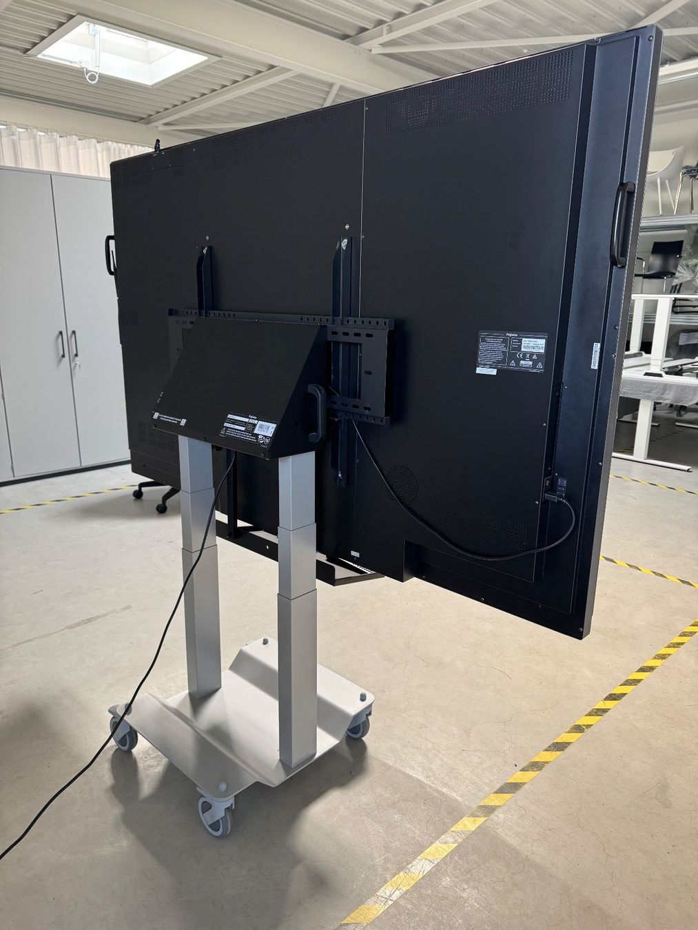 Ecrans: Prowise 85" Touchscreen mit Mobile Lift – D'occasion à Beringen par Palmberg 1