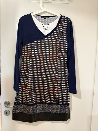 Robe bleu marine avec motifs colorées !