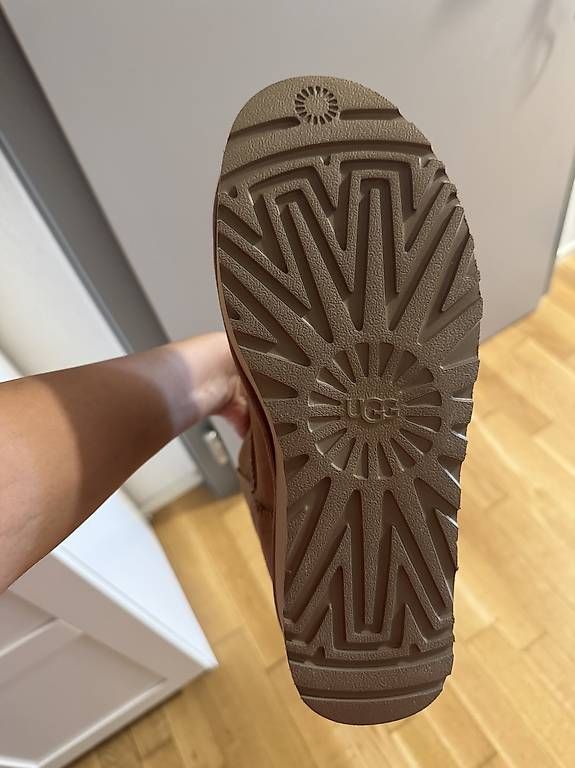 Damenschuhe: UGG stiefeletten – Gebraucht aus Zuchwil von Sevval.D 4
