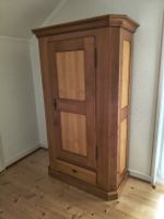 Antiker Kleiderschrank, sehr massiv 