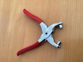 Druckknopfzange Metall mit roten Griffen guter Zustand