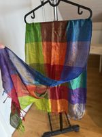 Schöner, farbenfroher Seidenschal