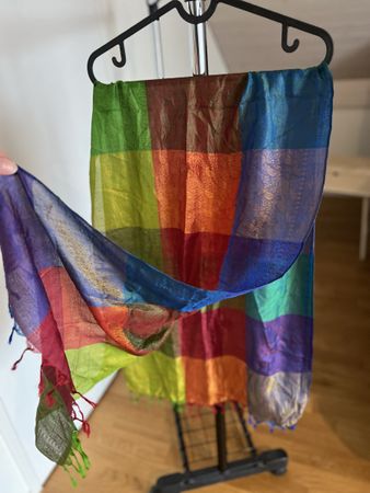 Schöner, farbenfroher Seidenschal