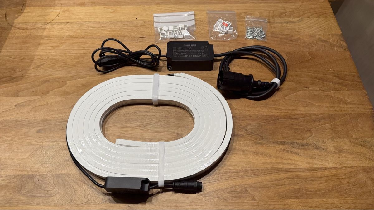 Philips Lampen: Philips Hue Lightstrip Outdoor 5m mit OVP – Gebraucht aus Beromünster von Rabbinhio 1