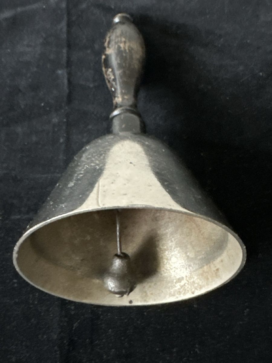 Campanacci mucche: Silberfarbene Tischglocke mit Holzgriff – Usato da Zürich venduto da Chaeffeler 2