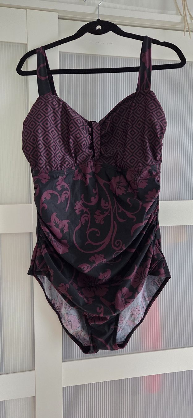 Costumi da bagno & Bikini: Badeanzug lila-schwarz gemustert, Gr. 42 – Nuovo (secondo la descrizione) da Romanshorn venduto da Wiesni81