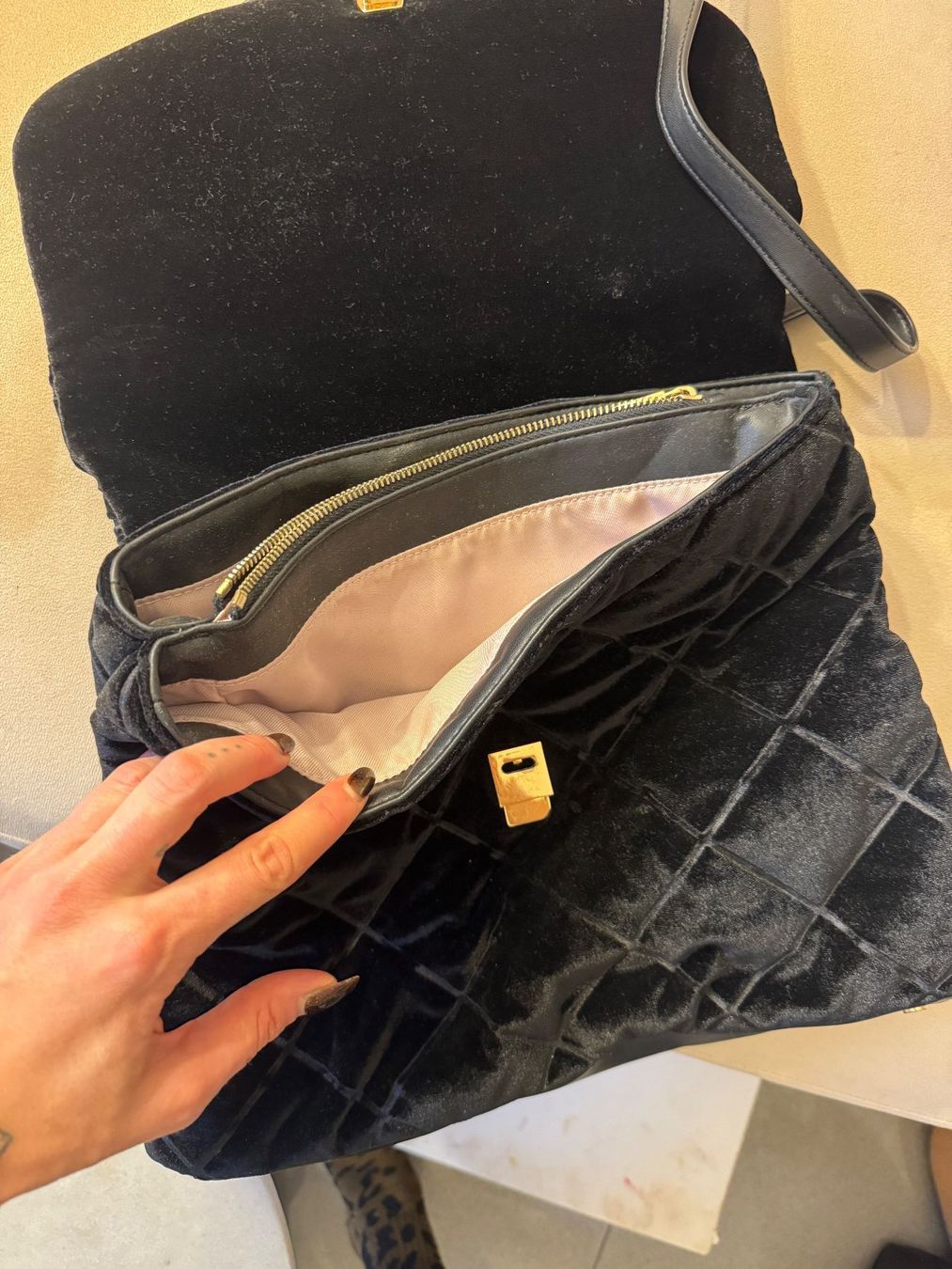 Liu Jo Sacs femmes: Liu Jo Samttasche Schwarz – D'occasion à Dietikon par eda_mame 6