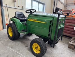 Rasentraktor John Deere mit Hydraulischem Schneepflug