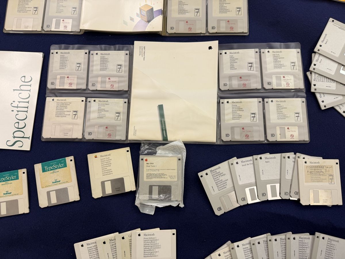 Libri: Apple Vintage Floppy and Manual - Stickers – Usato da Giubiasco venduto da IWGL002 5