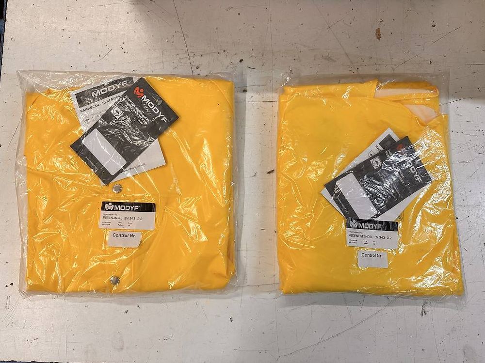 Lotti di vestiti: Regenbekleidung - Regenjacke & Regenlatzhose (Größe M) – Usato da Oetwil am See venduto da RoeschuDeBuetzer