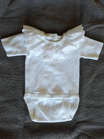 Zwei weisse Babybodies Gr. 56