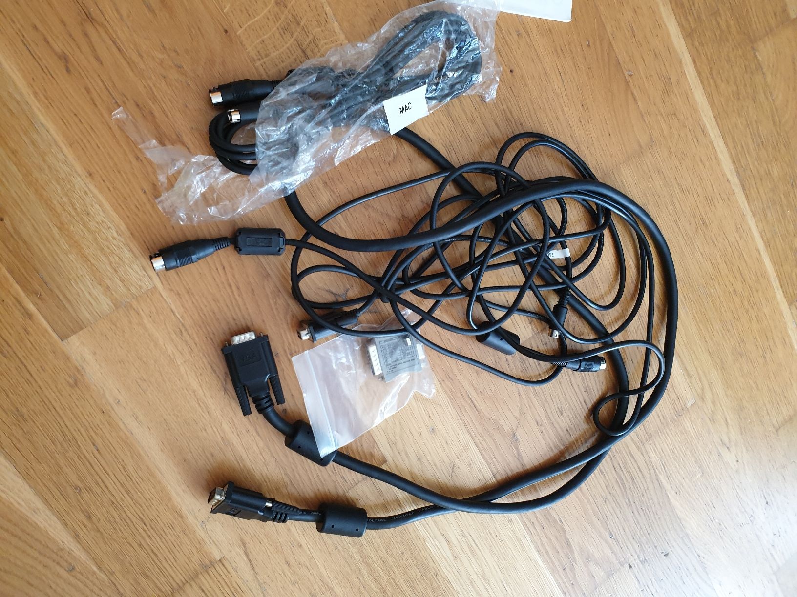 Sanyo Proiettori: SANYO PLC-XP10EA Multimedia Projektor mit Tasche – Usato da Ittigen venduto da Ziok187 6