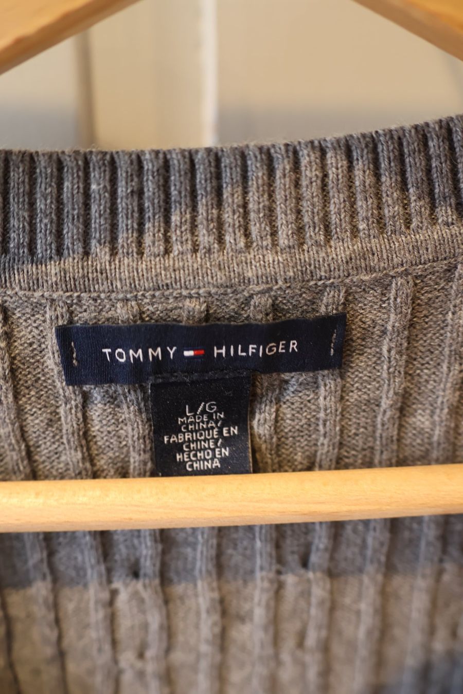 Tommy Hilfiger Pullover & Sweatshirts: Grauer Tommy Hilfiger Zopfmusterpullover – Gebraucht aus Winterthur von jul_v9wx 3