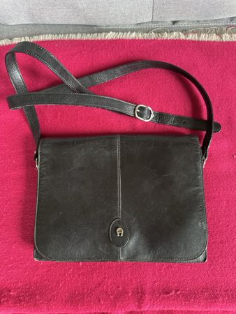 Handtasche von Étienne Aigner. Schwarz Leder.