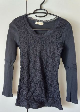 Schwarzes, elegantes Langarmshirt mit Spitze, Grösse S