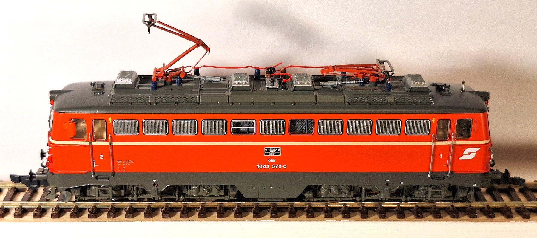 Roco Modellini di ferrovie: ÖBB 1042 mit Abteilwagen – Usato da Bern venduto da BahnliebhaberRe420 5