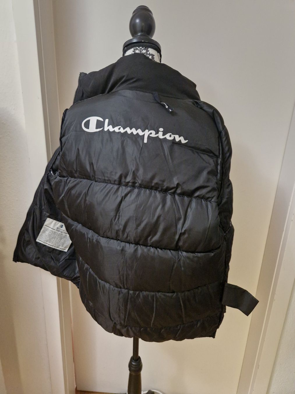 Champion Giacche: Warme Champion Gr. M Winterjacke schwarz – Usato da Glattbrugg venduto da mas_75t2 6