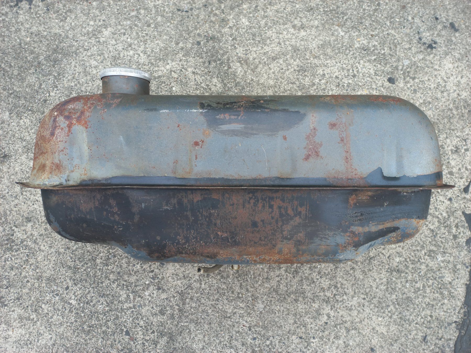 Accessori per altri veicoli: Oldtimer Benzintank mit Benzinhahn VW Käfer ca. ab 1950 – Usato da Dulliken venduto da Dullikenlerchclassic 3