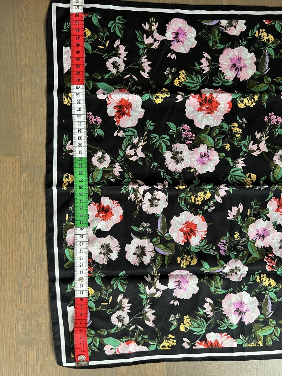 Foulards, Tücher & Schals: Schwarzes Seidentuch mit Blumenmuster – Neu (gemäss Beschreibung) aus Kriens von Krienserin_T 1