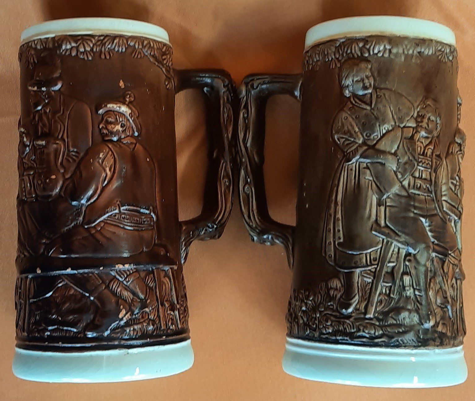 Bicchieri: Alte Bierkrüge Mit Geschnitzter Festfigu – Nuovo (secondo la descrizione) da Seuzach venduto da VT-Collections2 3
