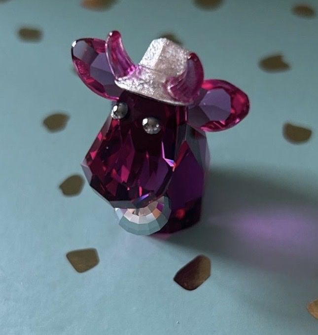 Swarovski Statuette: Swarovski Kuh mit Hut,, Amethystfarben – Nuovo e nell'imballaggio originale da Mauren venduto da Ninebab 3