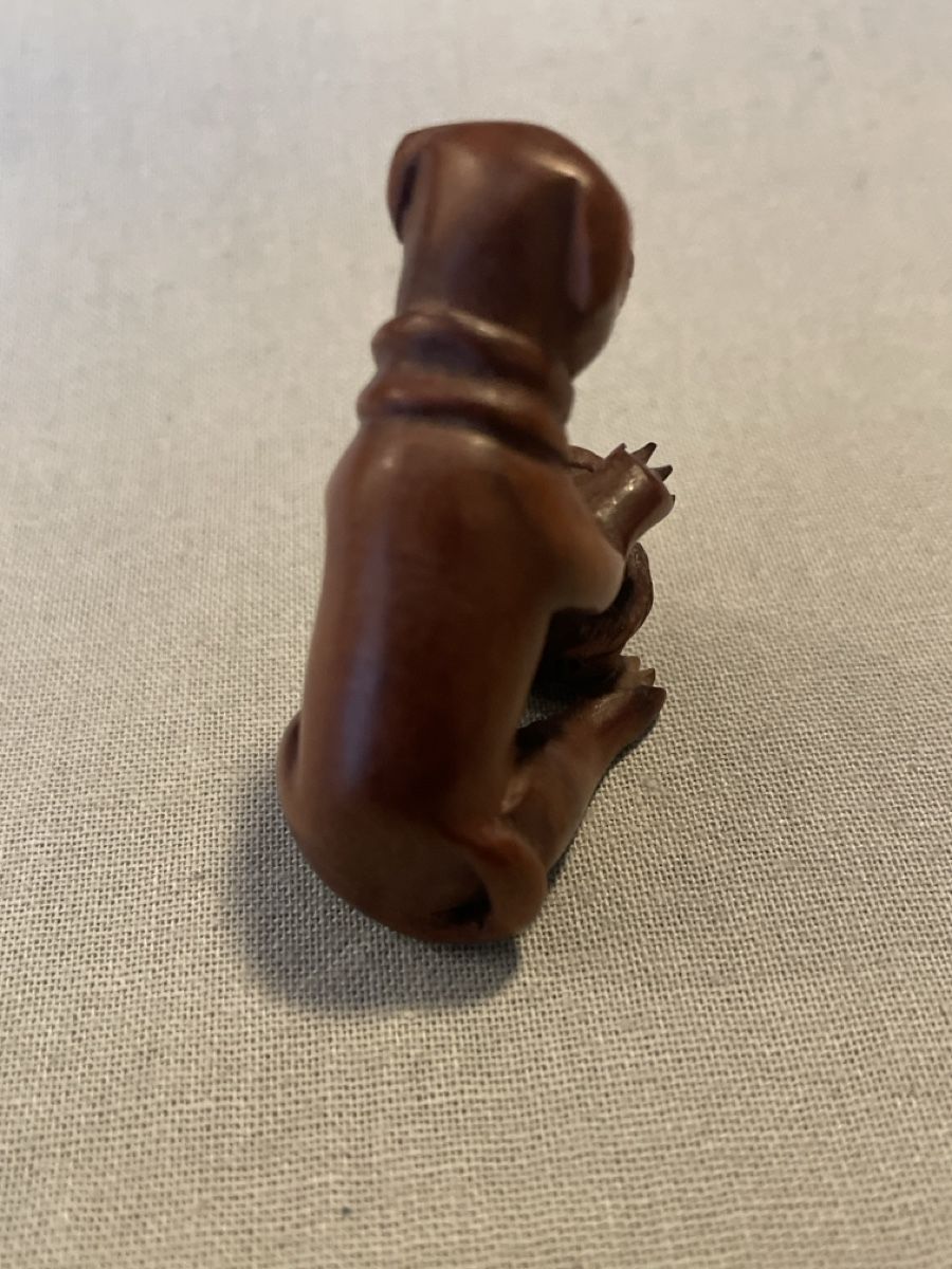 Statuette: Netsuke Holz, sitzendes Tier mit Korb, signiert – Usato da Embrach venduto da Gauvain1 3