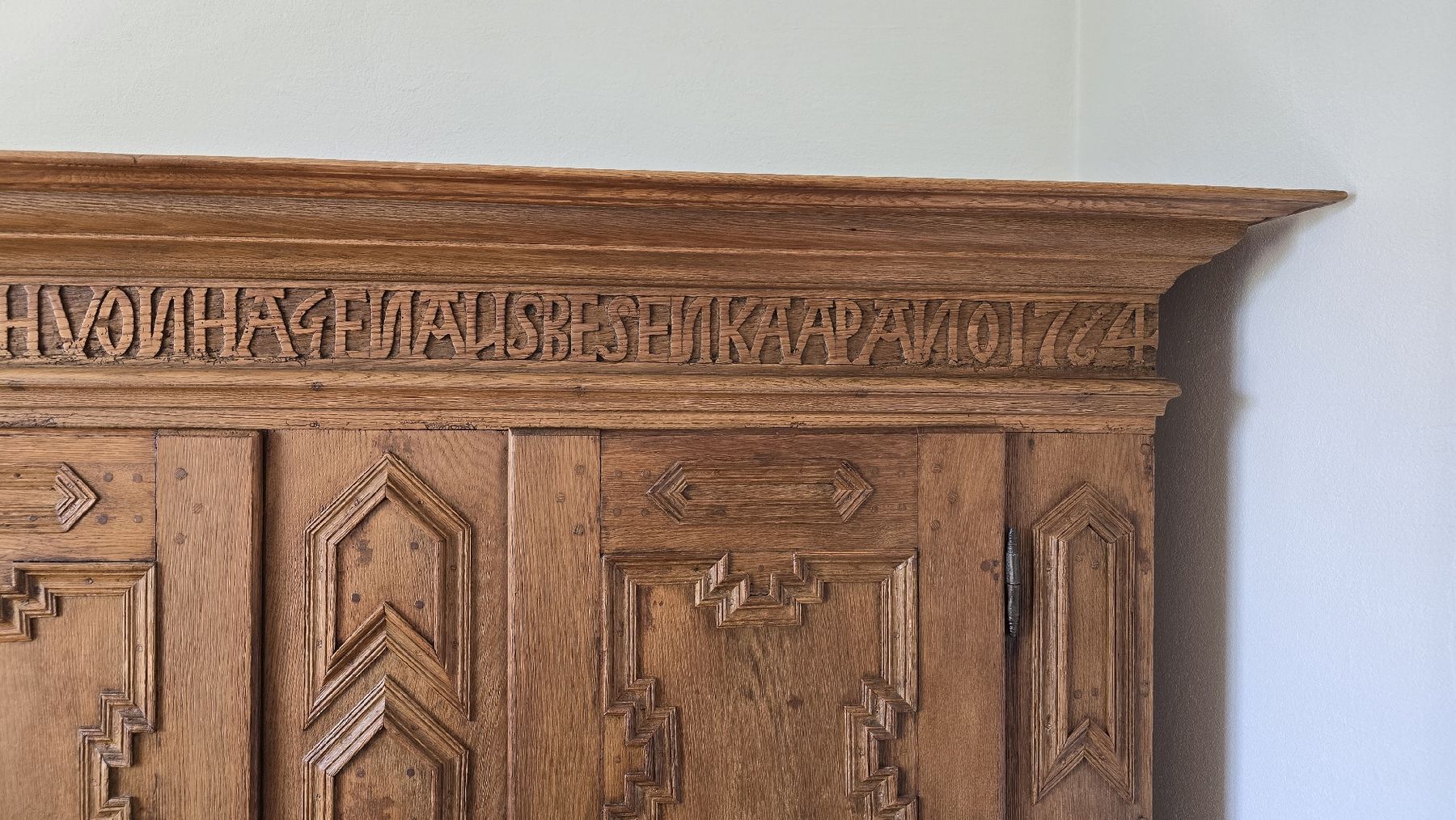 Armadi: Massiver alter  Holz Schrank  – Usato da wallisellen venduto da funkelsternchen5 2