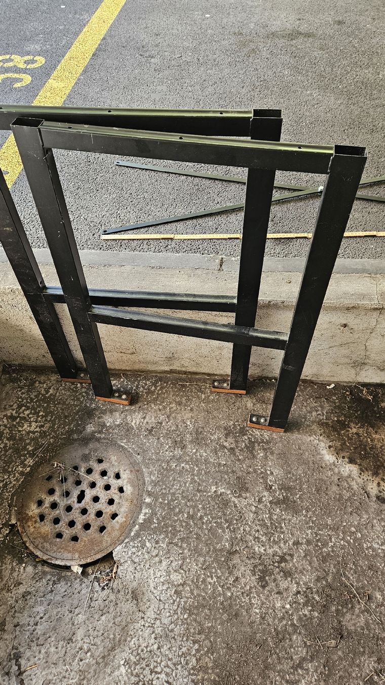 Scaffali: Metallgestell, schwarz, robust, vielseitig einsetzbar! – Usato da Bonstetten venduto da Brigitte04volle
