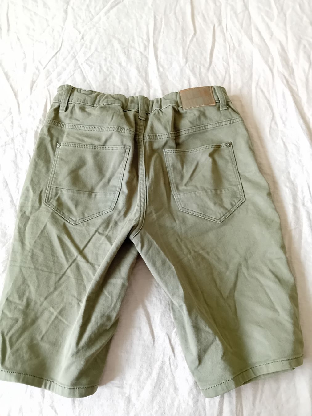Pantaloni: Grüne Cargoshorts, Größe 170 – Usato da Romanshorn venduto da milenva 1