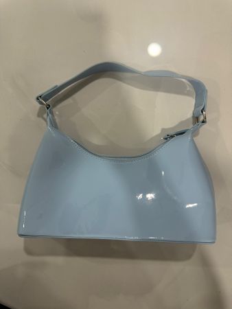 Schöne hellblaue Lacktasche – perfekt für den Sommer! ☀️