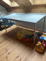 Hellgrauer Tisch, gut erhalten, ideal für das Arbeitszimmer!