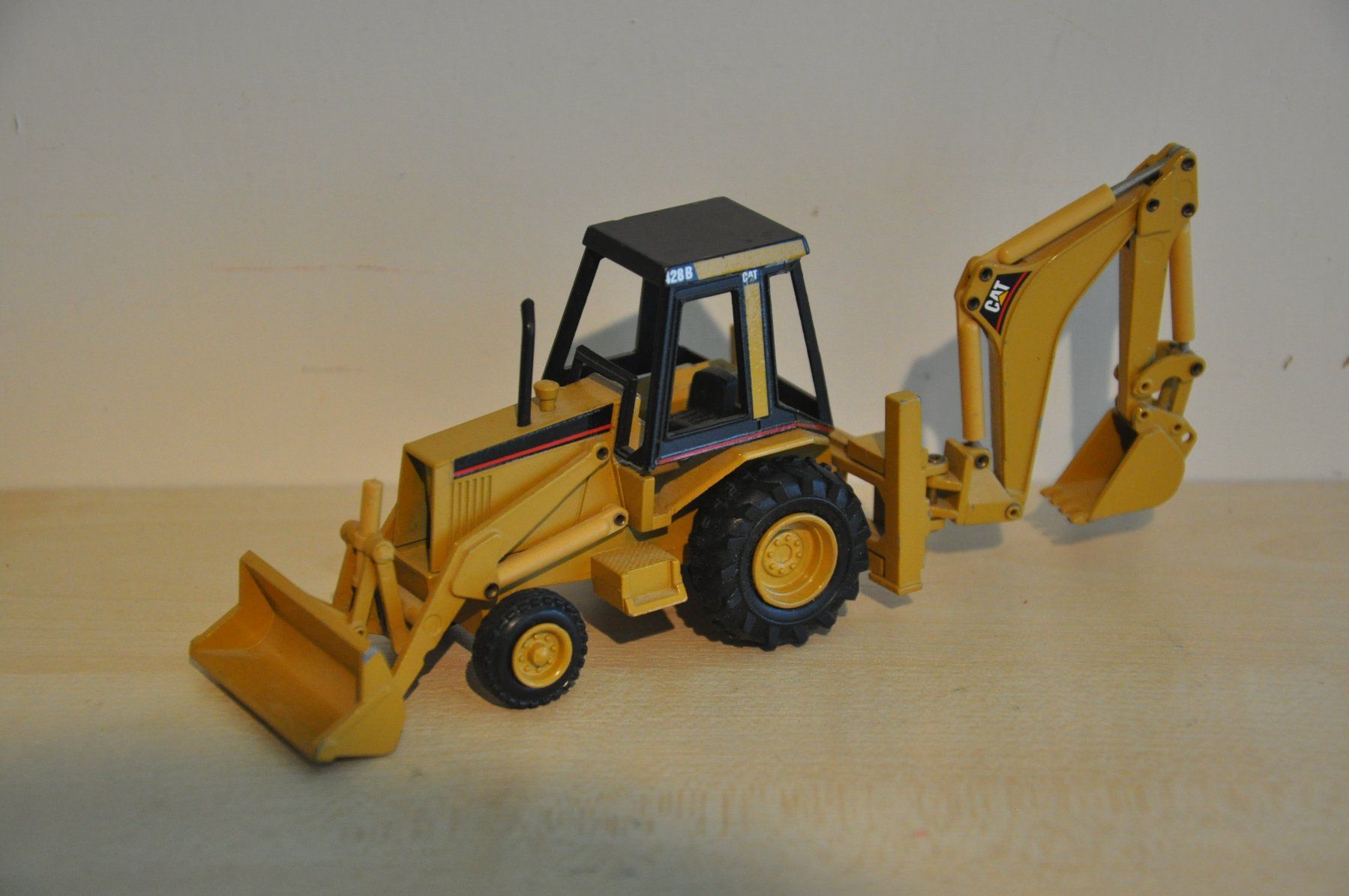 Caterpillar Modellbausätze & Standmodelle: CAT 428 B Baggerlader – Defekt aus Mitlödi von worker04