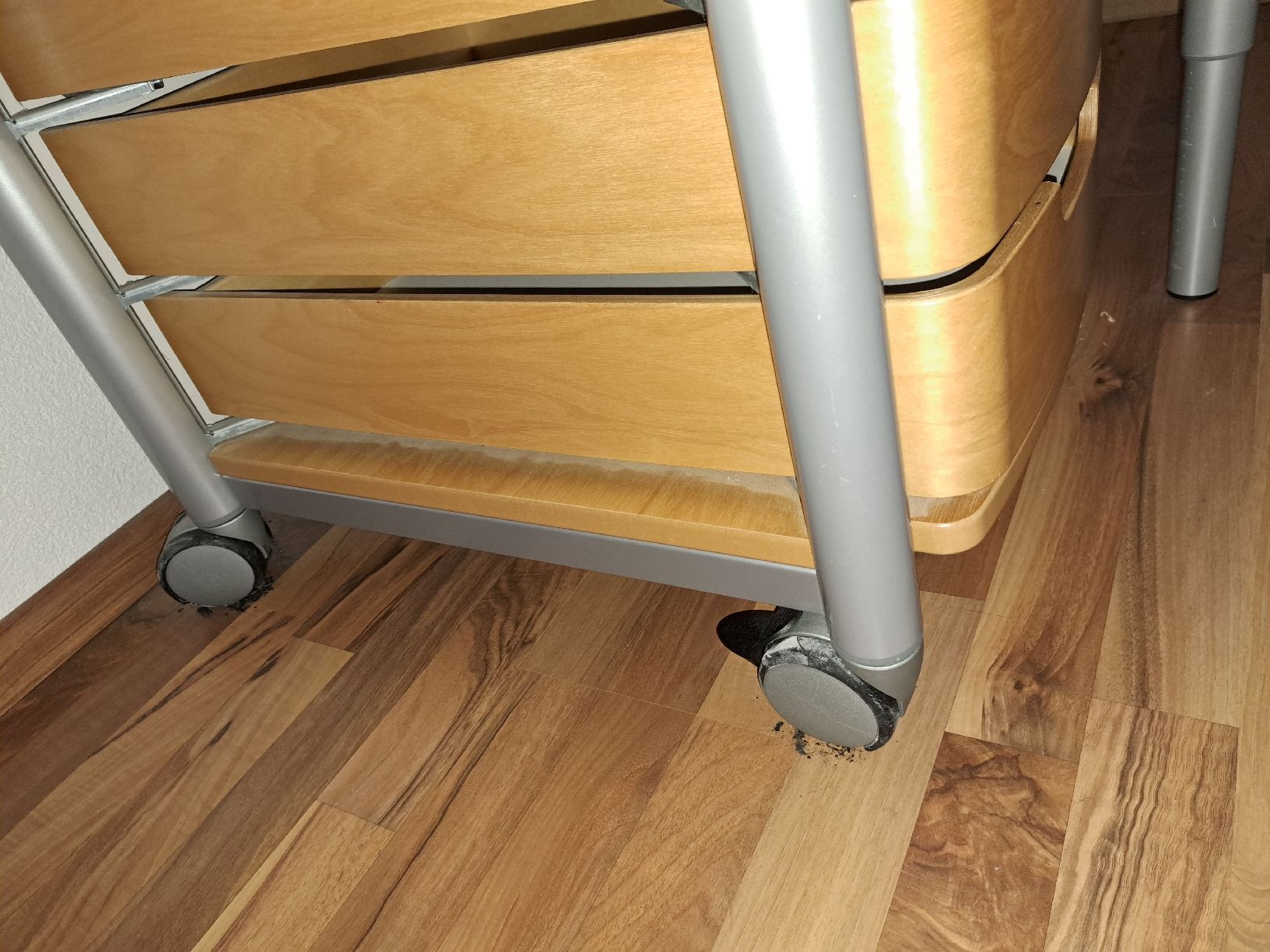 Ikea Bureaux: Schreibtisch mit Rollen und Schubladen  – D'occasion à Waldenburg par Sysilu 2