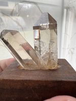 Bergkristall aus der Schweiz auf Holzpodest 80g Fundort: VS