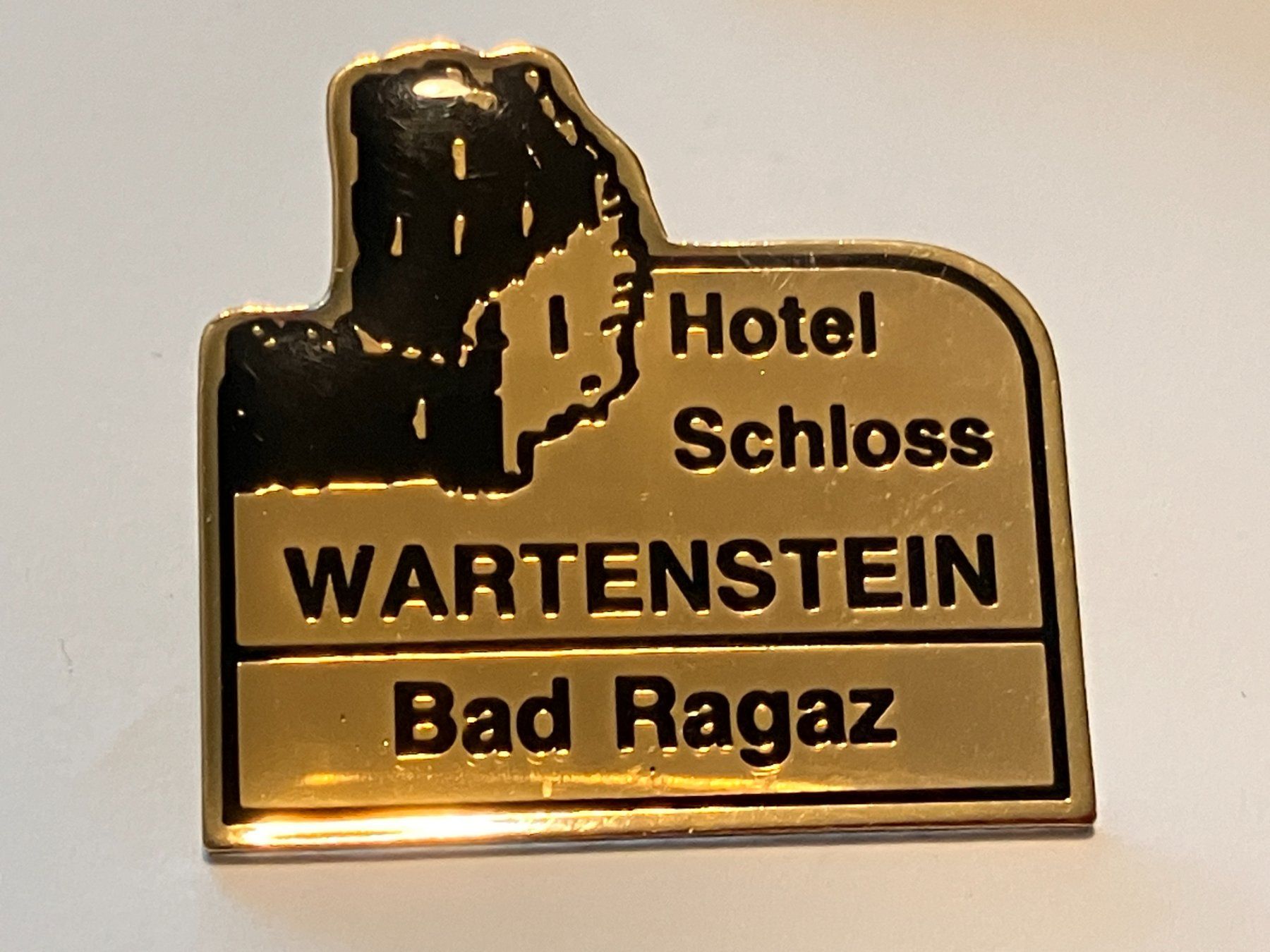 Placchette & Badge: 1 Pin Hotel Schloss Wartenstein Bad Ragaz – Usato da Basel venduto da djwwpp
