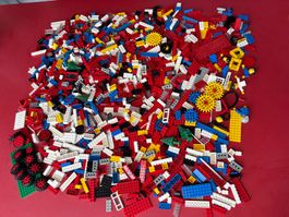 LEGO 2.6 Kg Konvolut ältere Steine, Spezialteile und Figuren