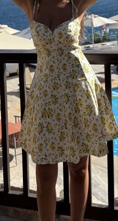 Sommerkleid Blumenmuster Gelb Weiss Grösse XS neuwertig