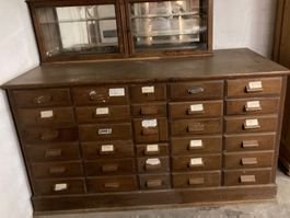 Antiker alter Apothekerschrank