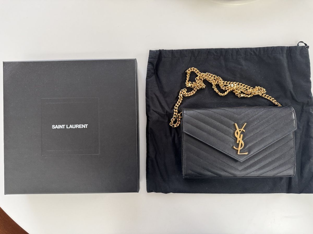 Saint Laurent Sacs femmes: Saint Laurent Tasche Schwarz mit Gold – D'occasion à Zürich par vintagewiedikon 4