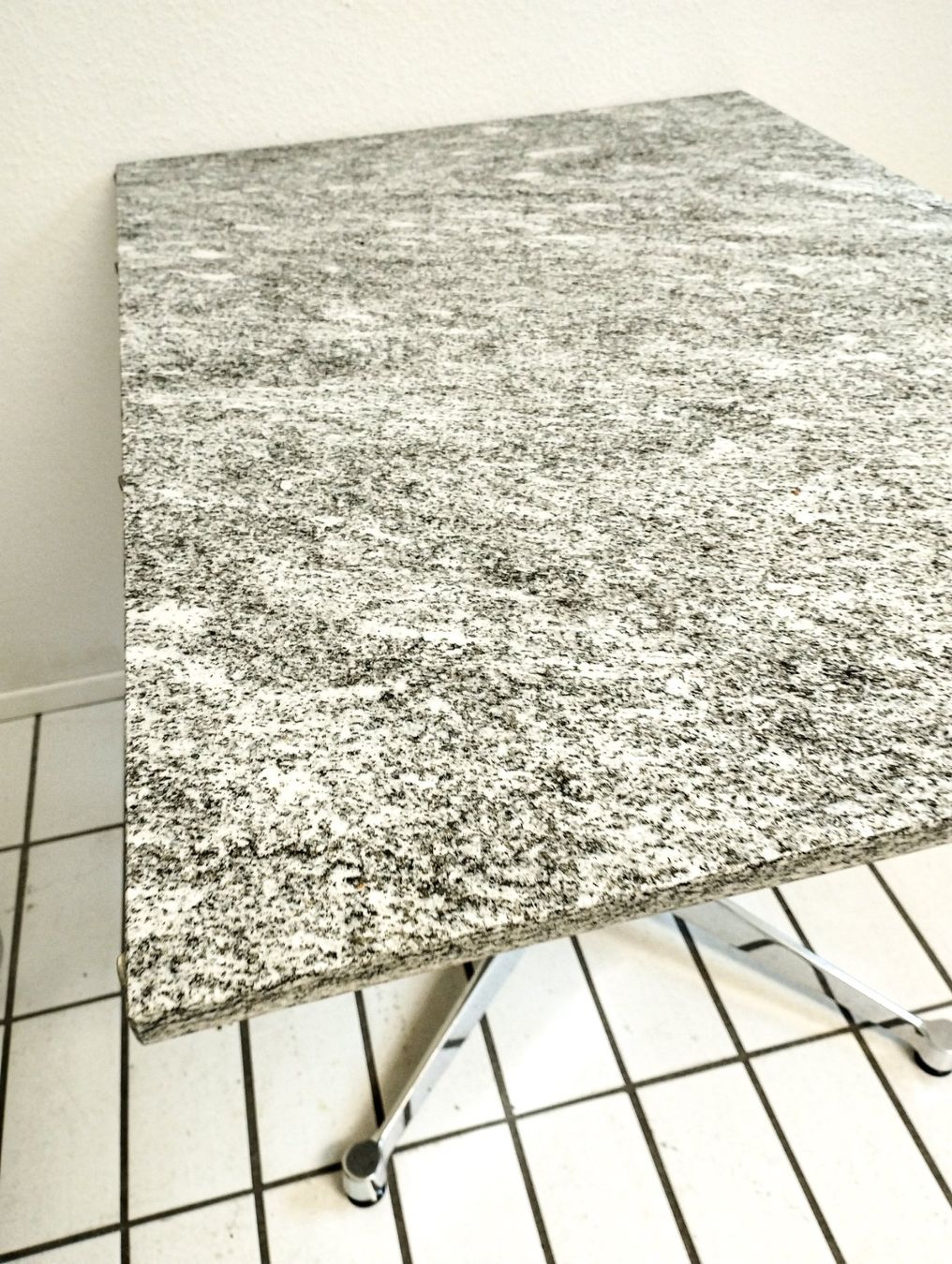 Vitra Tavoli: Vitra Eames Tisch mit Granitplatte – Usato da Zürich venduto da Zapro 2