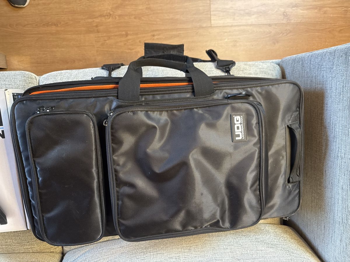 Numark Console di mixaggio: Numark NV DJ Controller mit UDG Ultimate Backpack – Usato da Doppleschwand venduto da Denos 6