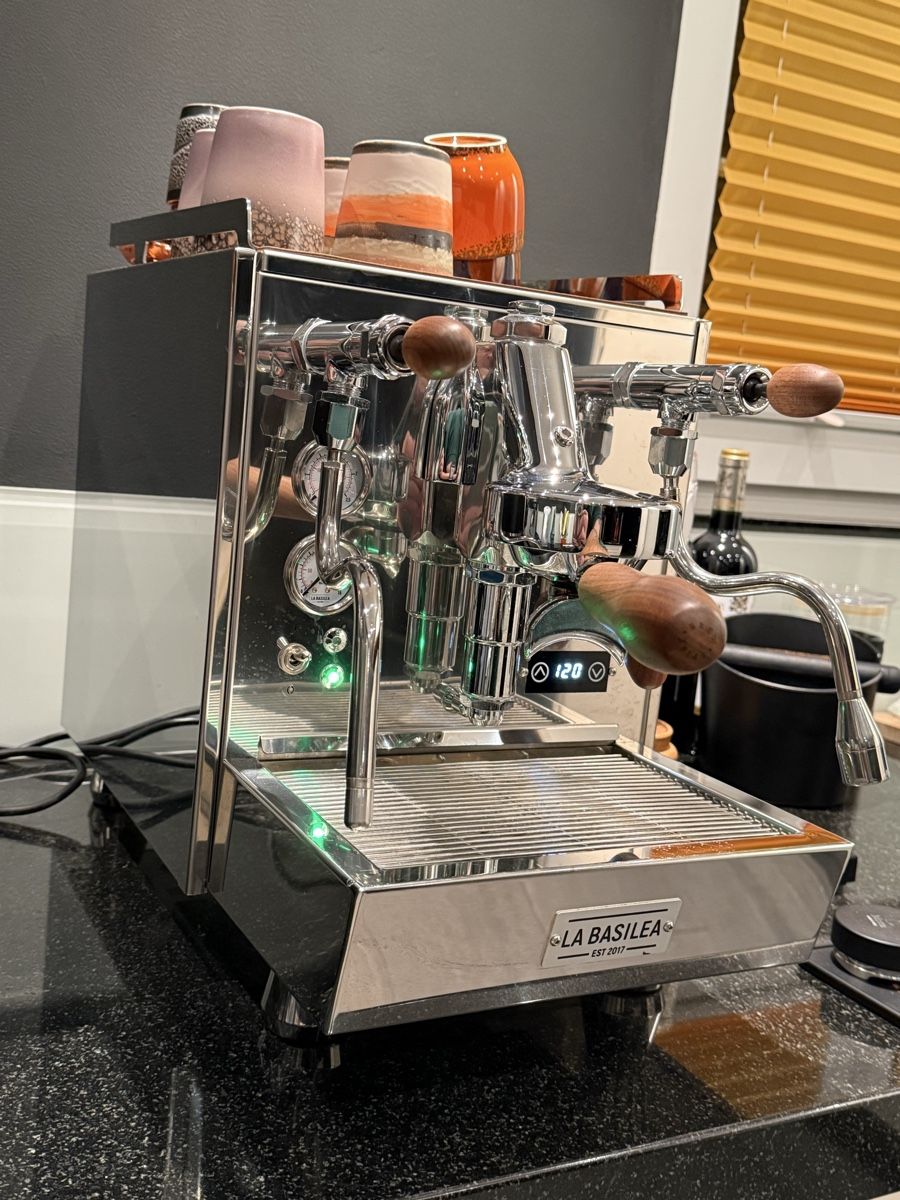 Machines à café & Machines à expresso: La Basilea Uno L1 V3 mit Eichenholz Griffen – D'occasion à Langnau am Albis par Mzimmer 1