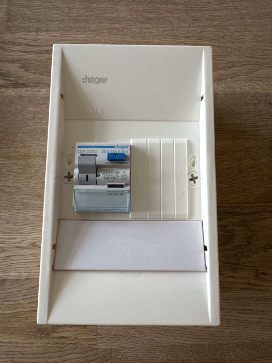 Hager Alimentazione elettrica: AP Kleinverteiler mit einem FI 25A 30mA – Usato da Thun venduto da Topmat