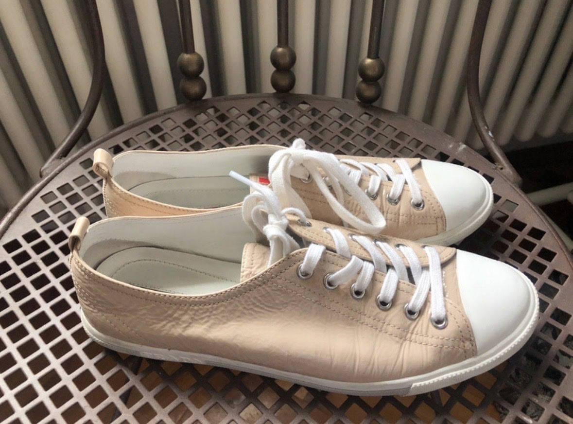 Prada Chaussures femmes: Prada Turnschuhe beige Grösse 40.5 – D'occasion à Altendorf par glo_2xn7 2